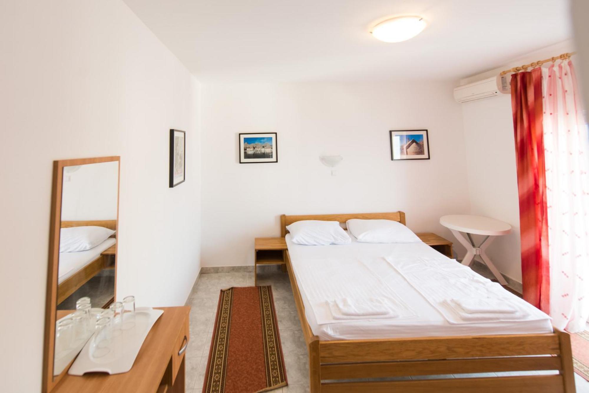 Bed And Breakfast Pero 3 Min Walk To The Beach Lokva Rogoznica Exterior foto